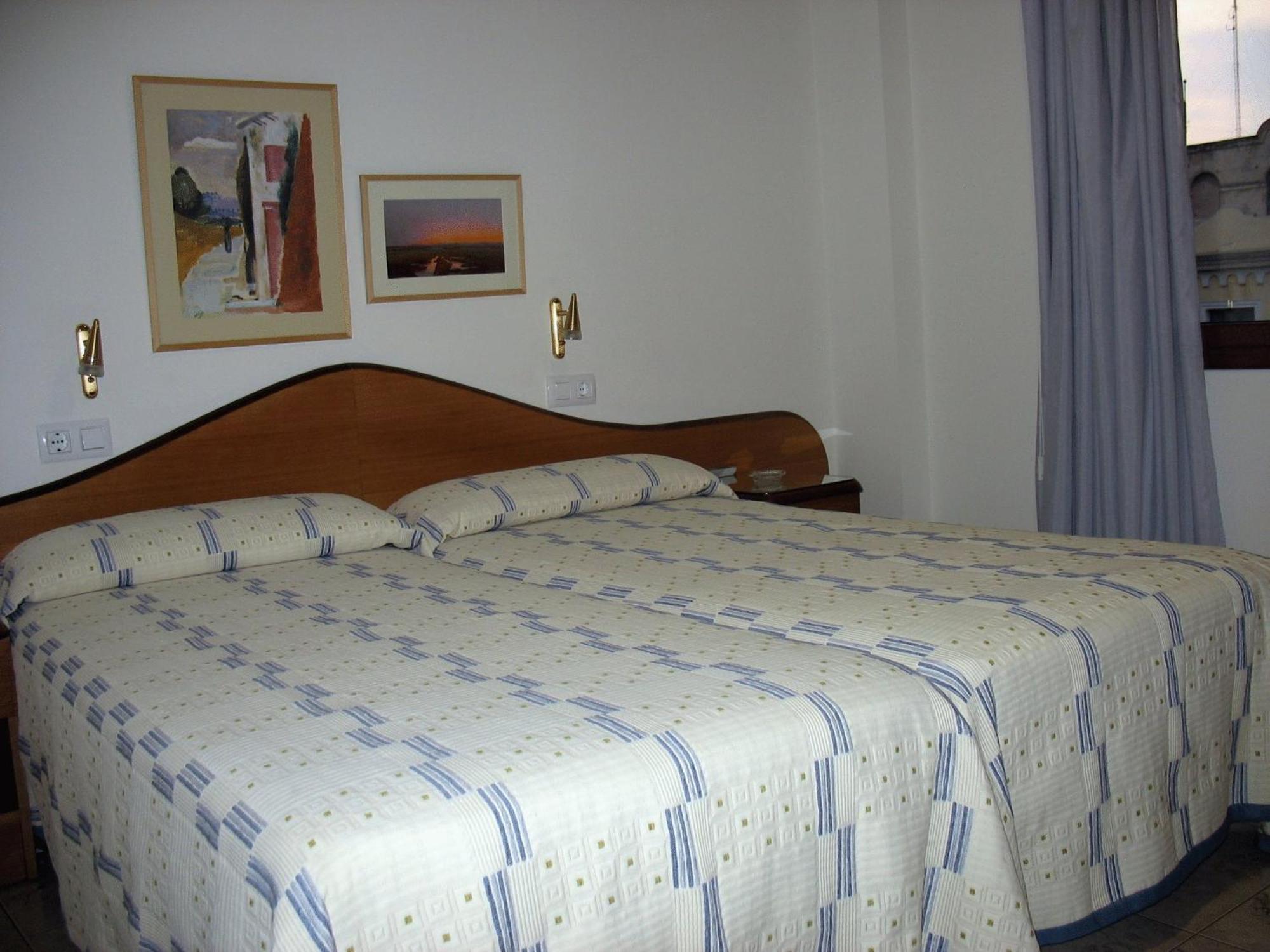 Hostal La Barretina Figueres  Luaran gambar